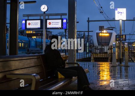 ZWOLLE - Train passeggeri alla stazione di Zwolle durante uno sciopero dei trasporti regionali. Il trasporto ferroviario regionale arriva è in sciopero a est e a nord del paese, al fine di rafforzare le loro richieste di contratti collettivi di lavoro per un salario più elevato e un carico di lavoro più basso. ANP VINCENT JANNINK olanda fuori - belgio fuori Foto Stock