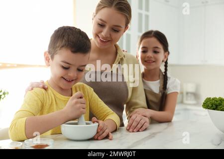 Buona cucina in famiglia in cucina a casa Foto Stock