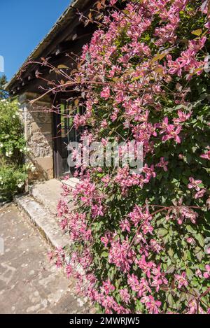 Parcevall Hall - conosciuta anche come Parceval Hall -- e i suoi giardini si trovano a Skyreholme vicino al villaggio di Appletreewick, Wharfedale, North Yorkshire Foto Stock