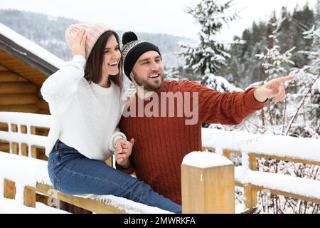Felice coppia in caldo maglioni all'aperto il giorno d'inverno Foto Stock