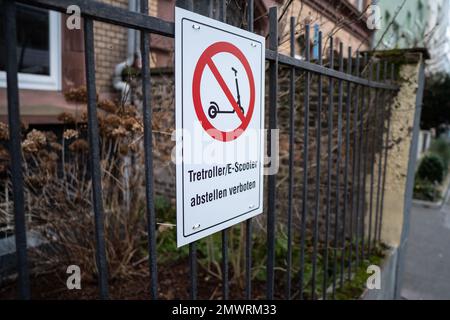 01 febbraio 2023, Hesse, Francoforte sul meno: Un segno su una recinzione di fronte al cortile di una casa di Gründerzeit mostra uno scooter elettrico barrato e la dicitura 'Tretroller/e-Scooter abstellen verboten'. Foto: Frank Rumpenhorst/dpa Foto Stock