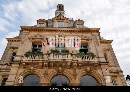 Bandiera francese tricolore e europa sul testo mairie edificio significa municipio nel centro della città di Palavas-les-Flots in francia Foto Stock