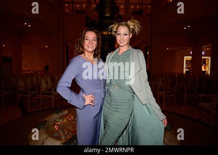 Anja Gockel, Beatrice Turin bei der Anja Gockel Fashion Show 'sense Senses' auf der Berlin Fashion Week Autunno/Inverno 2023 im Hotel Adlon Kempinski. B Foto Stock