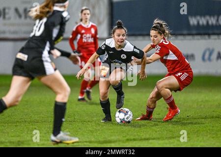 Aalst , 1 febbraio 2023, Ulrike De Frere (11) di Aalst e Laura Miller (9) di Standard raffigurati durante una partita di calcio femminile tra Eendracht Aalst e Standard Femina de Liege il 15 ° giorno della stagione 2022 - 2023 del belga Lotto Womens Super League , Mercoledì 1 febbraio 2023 ad Aalst, BELGIO. FOTO SPORTPIX | Stijn Audooren Foto Stock