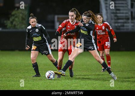 Aalst, 1 febbraio 2023, Ulrike De Frere (11), di Aalst, Nadege Francois (21), di Standard, Chanel Vandenhouwe (30) di Aalst nella foto durante una partita di calcio femminile tra Eendracht Aalst e Standard Femina de Liege il 15 ° giorno di incontro della stagione 2022 - 2023 del belga Lotto Womens Super League , mercoledì 1 febbraio 2023 ad Aalst , BELGIO . FOTO SPORTPIX | Stijn Audooren Foto Stock