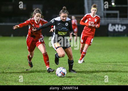 Aalst , 1 febbraio 2023, Constance Brackman (20) di Standard e Ulrike De Frere (11) di Aalst nella foto di una partita di calcio femminile tra Eendracht Aalst e Standard Femina de Liege il 15° giorno della stagione 2022 - 2023 della belga Lotto Womens Super League , Mercoledì 1 febbraio 2023 ad Aalst, BELGIO. FOTO SPORTPIX | Stijn Audooren Foto Stock