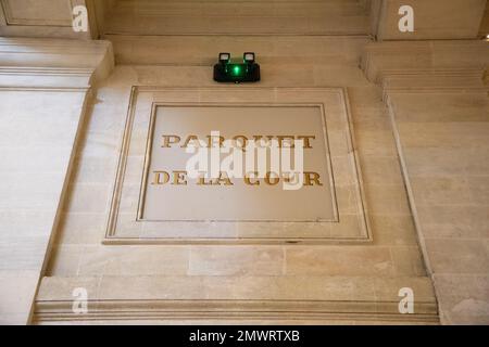 il cartello di testo parquet de la cour sull'antico edificio con facciata a muro significa nella sala di giustizia del tribunale della corte francese Foto Stock