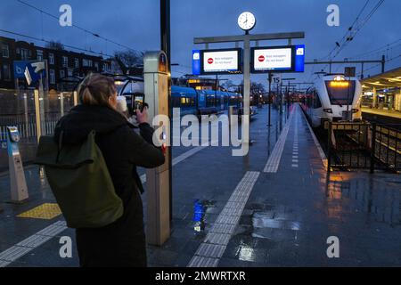 ZWOLLE - Train passeggeri alla stazione di Zwolle durante uno sciopero dei trasporti regionali. Il trasporto ferroviario regionale arriva è in sciopero a est e a nord del paese, al fine di rafforzare le loro richieste di contratti collettivi di lavoro per un salario più elevato e un carico di lavoro più basso. ANP VINCENT JANNINK olanda fuori - belgio fuori Foto Stock