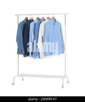 Rack con eleganti abiti da uomo isolato su bianco Foto Stock