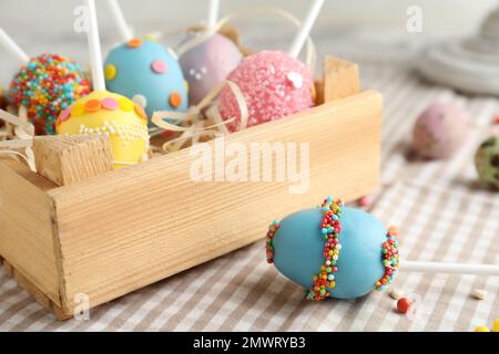 Deliziosi dolci papi in cassa di legno sul tavolo, primo piano. Vacanze di Pasqua Foto Stock