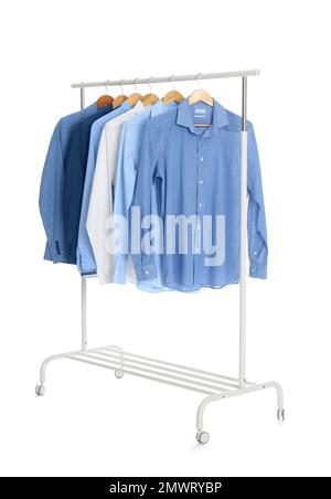 Rack con eleganti abiti da uomo isolato su bianco Foto Stock