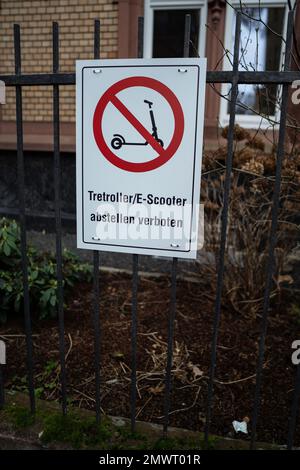 01 febbraio 2023, Hesse, Francoforte sul meno: Un segno su una recinzione di fronte al cortile di una casa di Gründerzeit mostra uno scooter elettrico barrato e la dicitura 'Tretroller/e-Scooter abstellen verboten'. Foto: Frank Rumpenhorst/dpa Foto Stock