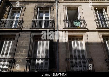 Prima e dopo la pulizia lavare facciata ristrutturazione al di fuori della Casa pulito facciate trascurate edificio Foto Stock