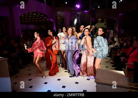 Anja Gockel mit Models bei der Anja Gockel Fashion Show 'sense Senses' Abendshow auf der Berlin Fashion Week Autunno/Inverno 2023 im Hotel Adlon Kempins Foto Stock