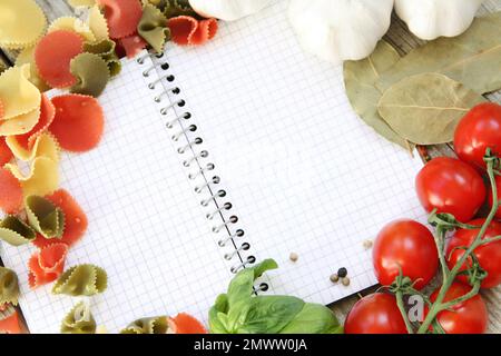 Nota circondata da ingredienti di pasta per il testo del menu o della ricevuta (messa a fuoco manuale) Foto Stock