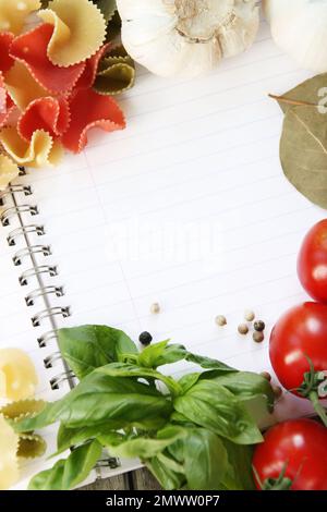 Nota circondata da ingredienti di pasta per il testo del menu o della ricevuta (messa a fuoco manuale) Foto Stock