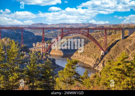 Il viadotto di Garabit (in francese viaduc de Garabit) è un ponte ad arco ferroviario che attraversa la Truyère, vicino a Ruynes-en-Margeride, Cantal, Francia Foto Stock