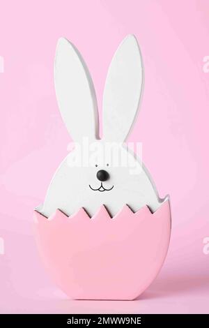 Bunny figura come decorazione di Pasqua su sfondo rosa Foto Stock