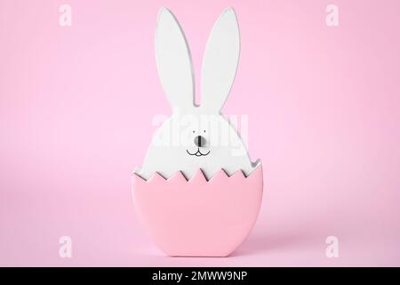 Bunny figura come decorazione di Pasqua su sfondo rosa Foto Stock