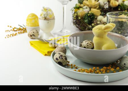 Festive Pasqua tavolo impostazione con bella decorazione floreale Foto Stock