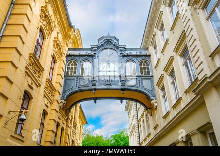 Ponte dei Sospiri a Szeged, Ungheria. Questo ponte collega la Townhouse al Municipio. Si trova in Piazza Szechenyi Foto Stock