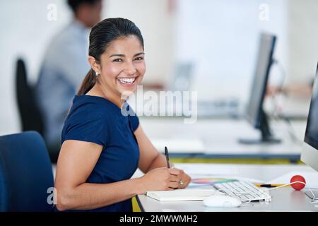 Ive ha progettato la mia carriera da sogno. Ritratto di un attraente giovane designer seduto alla sua scrivania di lavoro su un computer. Foto Stock