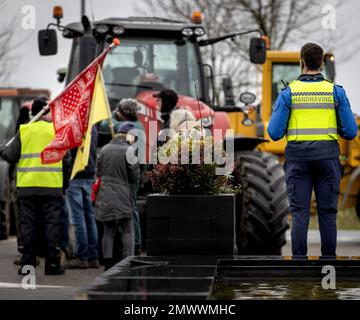 HOORN - gli agricoltori si riuniscono di fronte al Van der Valk Hotel per prendere provvedimenti, dove si svolge una conferenza della provincia del Nord Olanda. Gli agricoltori dimostranti affermano di voler proteggere le loro "proprietà e vite contro la dittatura ufficiale”. ANP KOEN VAN WEEL netherlands out - belgium out Foto Stock