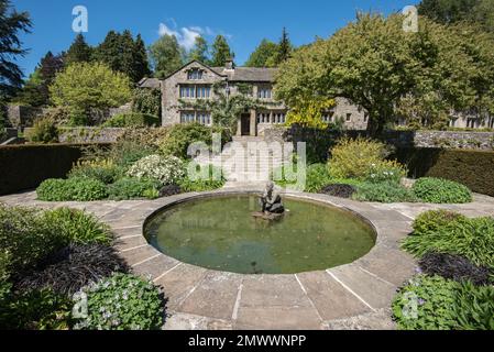 Parcevall Hall - conosciuta anche come Parceval Hall -- e i suoi giardini si trovano a Skyreholme vicino al villaggio di Appletreewick, Wharfedale, North Yorkshire Foto Stock