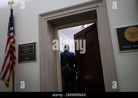 Washington, Stati Uniti d'America. 31st Jan, 2023. Il rappresentante degli Stati Uniti George Santos (repubblicano di New York) arriva al suo ufficio nel Longworth House Office Building a Capitol Hill a Washington, DC, martedì 31 gennaio 2023. Credito: Rod Lammey/CNP/Sipa USA (RESTRIZIONE: NON sono disponibili quotidiani o quotidiani di New York o New Jersey entro un raggio di 75 km da New York City) credito: Sipa USA/Alamy Live News Foto Stock