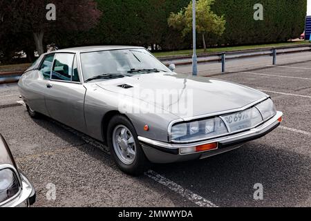 Vista frontale di tre quarti di una Silver, 1972, Citroen SM, in mostra al Silverstone Classic 2022 Foto Stock