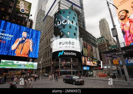 Gli annunci Eureka sono visti sul tabellone digitale Nasdaq MarketSite a Times Square, New York City, domenica 3 luglio 2022. Eureka è un marchio ... Foto Stock