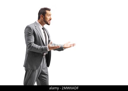 Arrabbiato uomo d'affari in un vestito grigio gesturing con le mani isolate su sfondo bianco Foto Stock