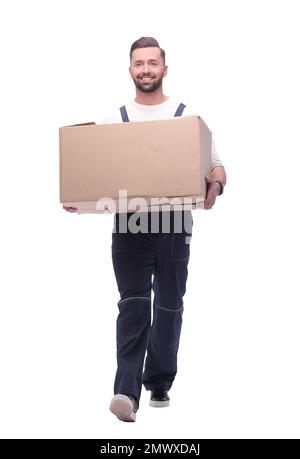 In piena crescita. uomo sorridente porta una grande scatola di cartone Foto Stock