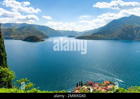 Lago di Como, Italia. Veduta aerea panoramica da Varenna verso Bellagio con cielo limpido in estate e barche sull'acqua. Foto Stock