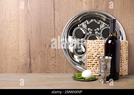 Simbolico Pesach (Passover Seder) oggetti su tavola di legno, spazio per il testo Foto Stock