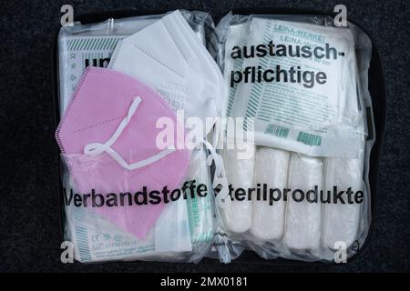 01 febbraio 2023, Hesse, Francoforte sul meno: Due maschere FFP2 sono in una borsa di pronto soccorso in un'auto. Il contenuto obbligatorio di un kit di pronto soccorso nelle vetture si basa sulla norma DIN 13164, modificata nel febbraio 2022. Dopo il periodo di transizione di un anno, due maschere mediche devono essere incluse nel kit di pronto soccorso a partire dal 1 febbraio 2023. Foto: Sebastian Gollnow/dpa Foto Stock