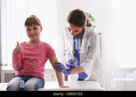 Bambina che riceve la vaccinazione contro la varicella in clinica. Prevenzione del virus della varicella Foto Stock