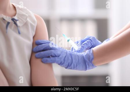 Bambina che riceve la vaccinazione contro la varicella in clinica. Prevenzione del virus della varicella Foto Stock