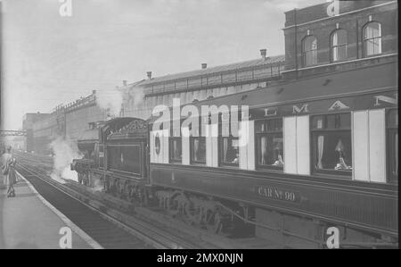 L'ex LBSCR Marsh Atlantic 4-4-2 come BR 32424 "Beachy Head" sta per lasciare Brighton con l'espresso Pullman "Brighton Belle" il 5th ottobre 1952 Foto Stock