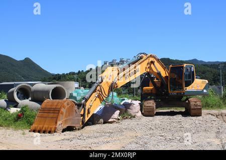 Escavatore Hyundai in cantiere rurale Foto Stock