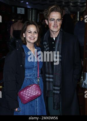 Londra, Regno Unito. 01st Feb, 2023. Giovanna Fletcher e Tom Fletcher partecipano a una serata stampa per 2:22 A Ghost Story al Lyric Theatre di Londra per celebrare l'ultimo cambiamento del cast, tra cui Cheryl. Credit: SOPA Images Limited/Alamy Live News Foto Stock