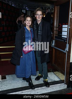 Londra, Regno Unito. 01st Feb, 2023. Giovanna Fletcher e Tom Fletcher partecipano a una serata stampa per 2:22 A Ghost Story al Lyric Theatre di Londra per celebrare l'ultimo cambiamento del cast, tra cui Cheryl. Credit: SOPA Images Limited/Alamy Live News Foto Stock