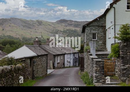 Langdale Valley, Lake District, Cumbria, Inghilterra, UK - Una strada di tradizionali case in pietra ardesia nel villaggio di Chapel Stile Foto Stock