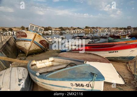 FUSETA, PORTOGALLO - 18th settembre 2022: Vista di un tradizionale portoghese barche da pesca in legno ancorate al molo. Foto Stock