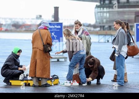 Copenaghen, Danimarca. 01st Feb, 2023. Blogger di moda con l'aiuto della loro squadra cambiare vestiti tra sfilate di moda. Copenhagen Fashion Week è la settimana della moda biennale più importante del mondo nordico. Nell'inverno del 2023 si tiene il 31 gennaio e il 1 febbraio 2, 3. Credit: SOPA Images Limited/Alamy Live News Foto Stock