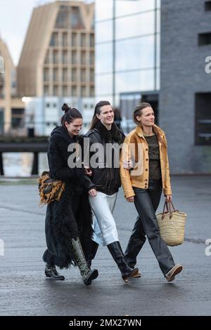 Copenaghen, Danimarca. 01st Feb, 2023. Gli amanti della moda camminano attraverso la piazza dopo la sfilata di moda del marchio A. Roege Hove. Copenhagen Fashion Week è la settimana della moda biennale più importante del mondo nordico. Nell'inverno del 2023 si tiene il 31 gennaio e il 1 febbraio 2, 3. Credit: SOPA Images Limited/Alamy Live News Foto Stock