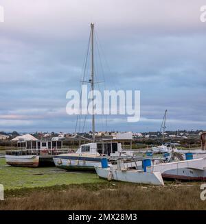 Barche abbandonate sulle paludi del villaggio di Fuseta, Portogallo. Foto Stock