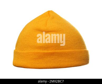 Donna che indossa cappello a maglia giallo su sfondo bianco, primo piano. Abbigliamento per sport invernali Foto Stock