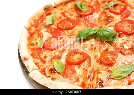 Deliziosa pizza calda Margherita su sfondo bianco, primo piano Foto Stock