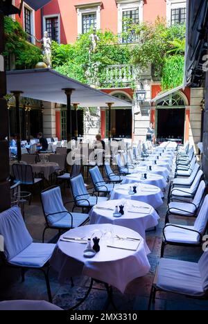 Parigi, Francia, tavoli allineati, Terrazza ristorante francese, in Luxury Hotel Costes, Design, illustrazione cucina ristorante francia Foto Stock